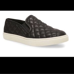 Women’s Steve Madden Ecentrcq slip on quilted black flats